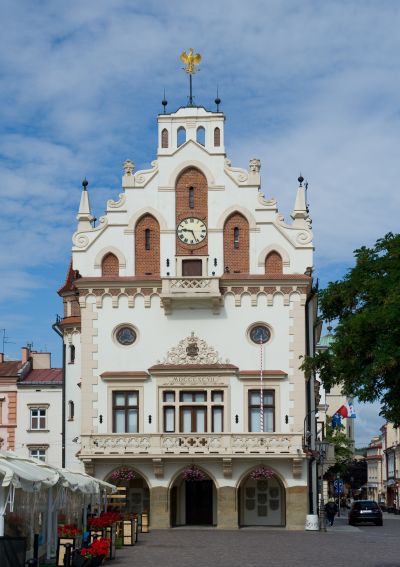 Wschodnia elewacja Ratusza z charakterystycznym neogotyckim podcieniem i szczytem w formie neorenesansowej attyki. Fot. Bogdan Szczupaj Galeria Fotografii Miasta Rzeszowa